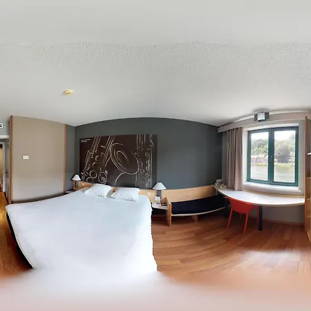 Ibis Centre Hotel 3*